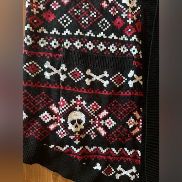 🆕 NWT Social Collision Black & Red Skull Fair Isle Cardigan size S Hot Topic 💀 - Picture 8 of 10